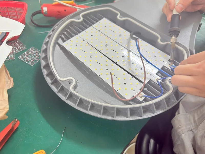 Đấu nối điện cho bảng mạch chip LED