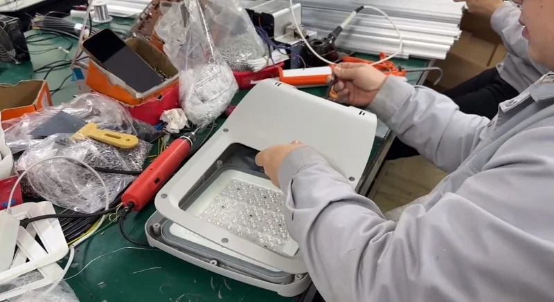 Mặt thân đèn bảo vệ linh kiện bên trong