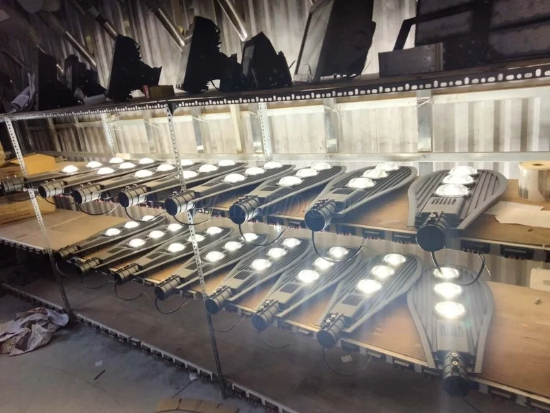 HALEDCO cấp đèn đường lá cho công ty xây dựng Bắc Ninh