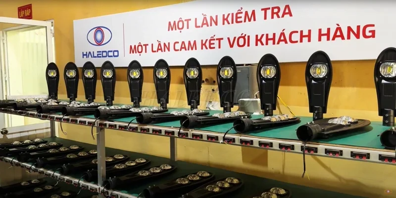 Kiểm tra tuổi thọ đèn đường lá trước khi xuất xưởng