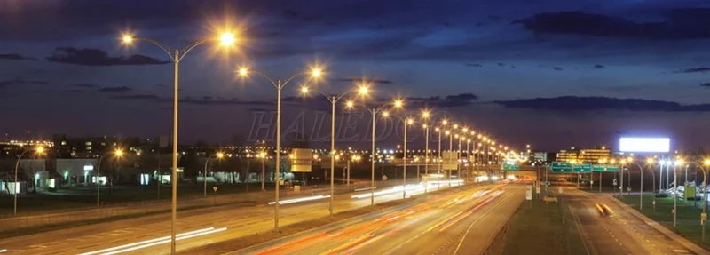Đèn chiếc lá 150w chiếu sáng đường quốc lộ