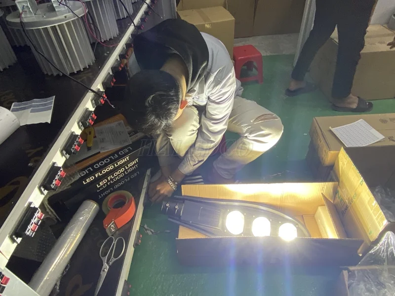Đèn lá 150w ánh sáng vàng