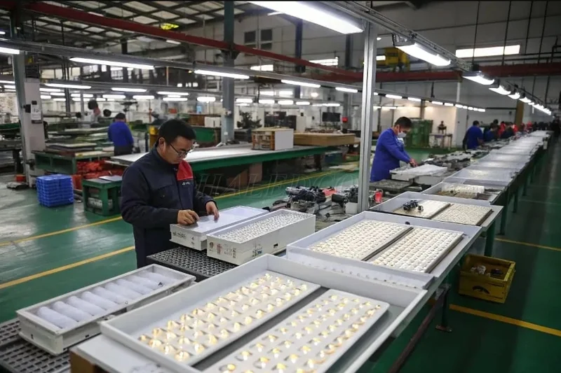 Kiểm tra linh kiện trước khi sản xuất đèn