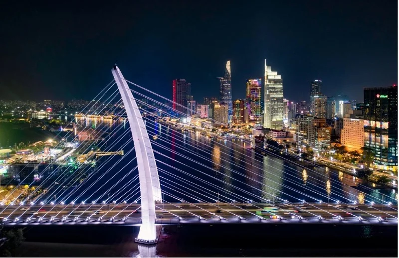 Cầu Ba Son (HCM) sử dụng đèn LED spotlight