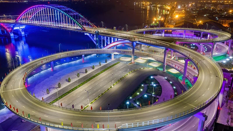 Bố trí đèn chiếu sáng và trang trí cầu vượt