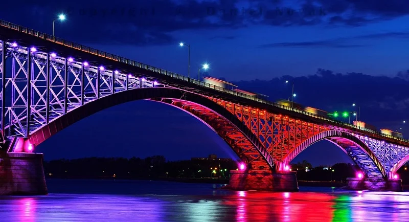 Đèn rọi gầm cầu đổi màu