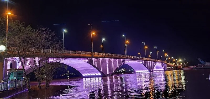 Đèn chiếu sáng gầm cầu bắc qua sông