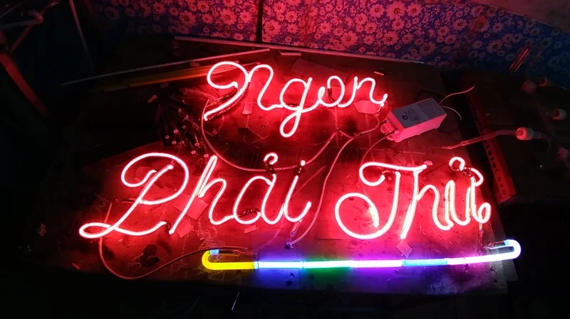 Đèn neon làm bảng hiện quảng cáo quán ăn