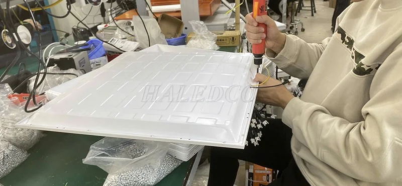 Hoàn thiện lắp ráp đèn panel hộp 600x600 HLPLDC1.4