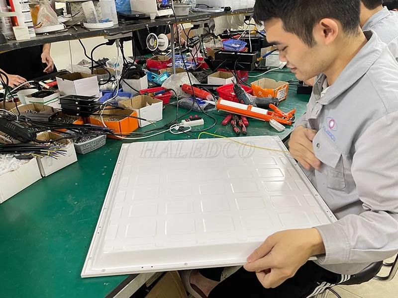 Lắp đặt đèn panel hộp 600x600 HLPLDC1.4 tại xưởng