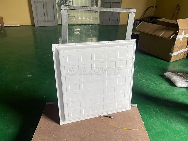 Thiết kế mặt sau của đèn panel hộp 600x600