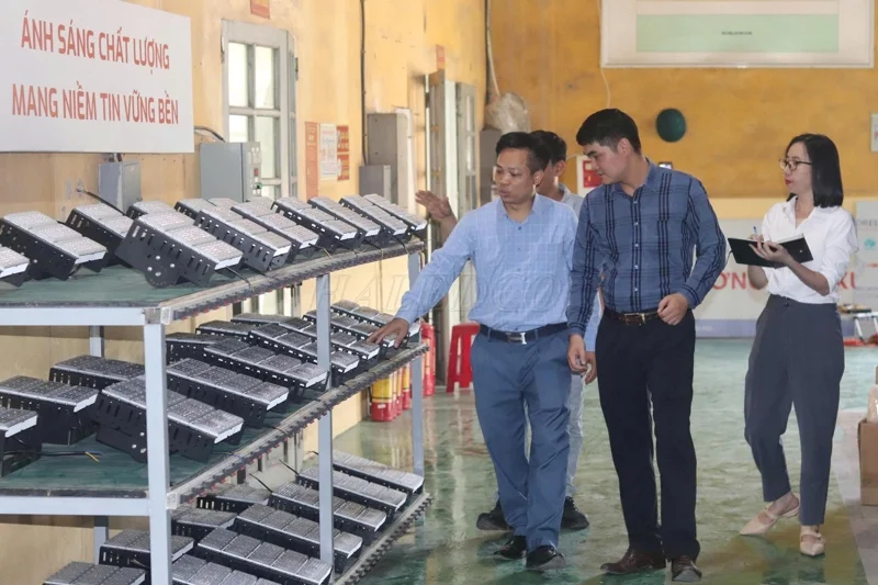 Kiểm tra chất lượng đèn pha 500w tại xưởng HALEDCO