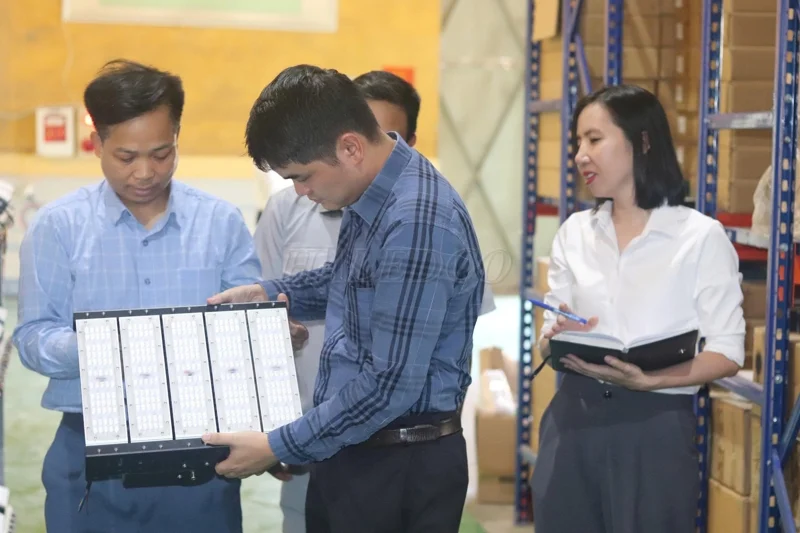 Kiểm tra đơn hàng dự án đèn pha