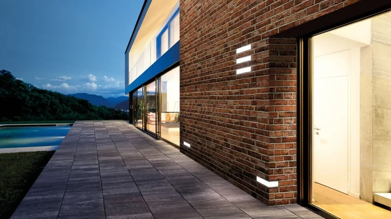 Đèn âm tường tạo điểm nhấn cho mặt tiền