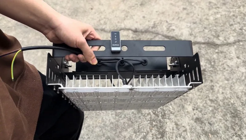 Các khe rãnh tản nhiệt sâu và đều nhau