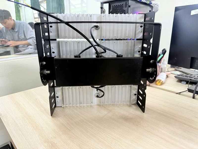 Mặt sau đèn là bộ phận tản nhiệt và hộp nguồn