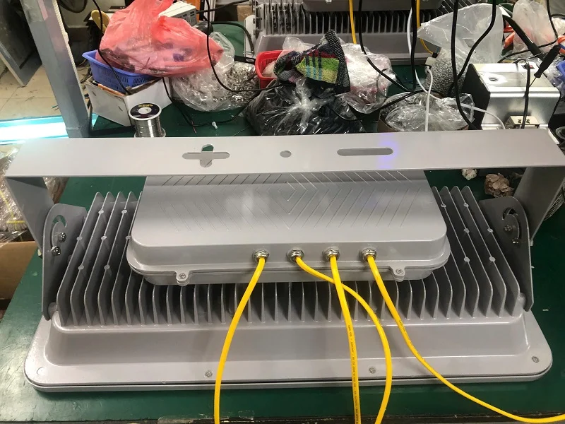 Hộp nguồn bố trí bên ngoài thân đèn