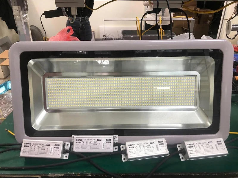 Mẫu đèn pah 400w sử dụng 4 nguồn LED DONE