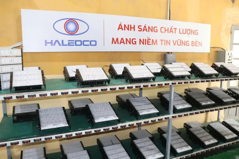 HALEDCO sản xuất đèn pha module tại nhà xưởng