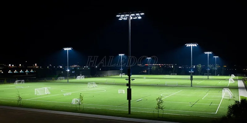 Cách bố trí đèn chiếu sáng sân bóng mini 5 người