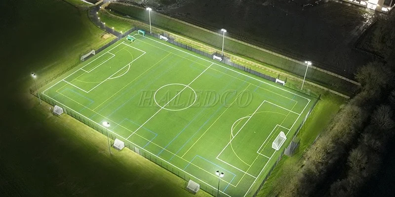 Thực tế lắp đèn chiếu sáng sân bóng 7 người