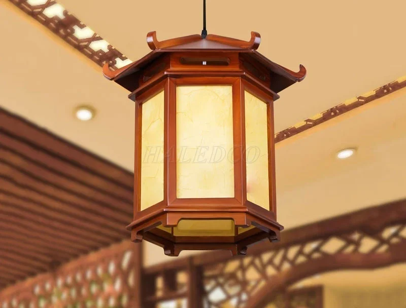Đèn gỗ cổ điển thả trần cầu thang