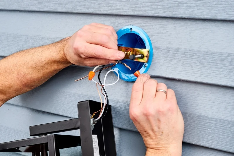 Lắp đèn tường ngoài trời chống nước lên cửa gỗ