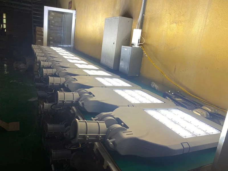 Các mẫu đèn đang được kiểm tra ánh sáng
