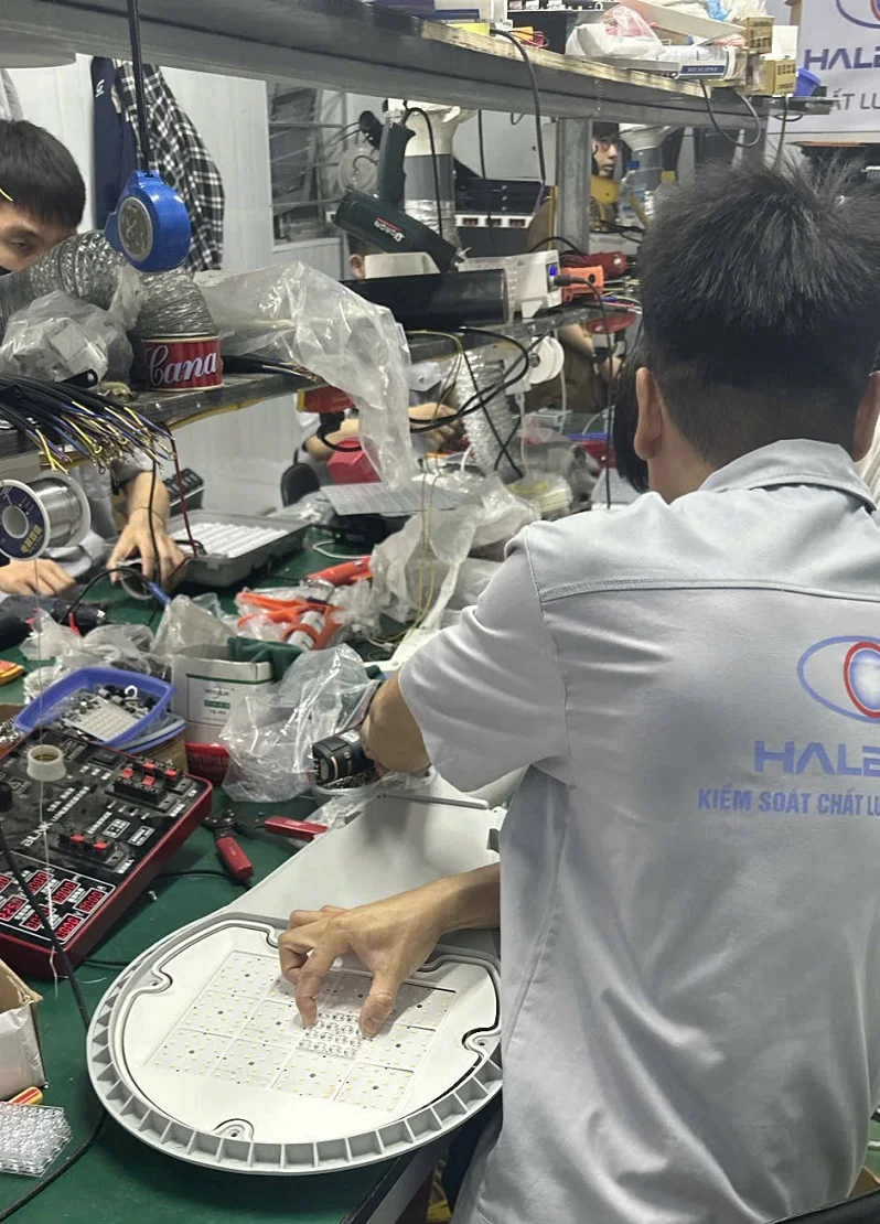 Quá trình sản xuất lắp ráp đèn đường LED HLS4.1-120 tại xưởng HALEDCO