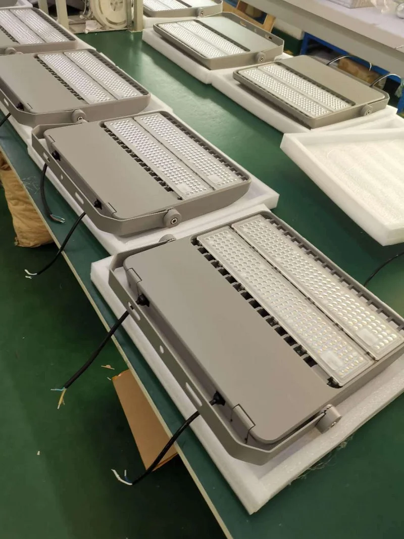 Sản xuất đèn pha LED HLFL12.1-200