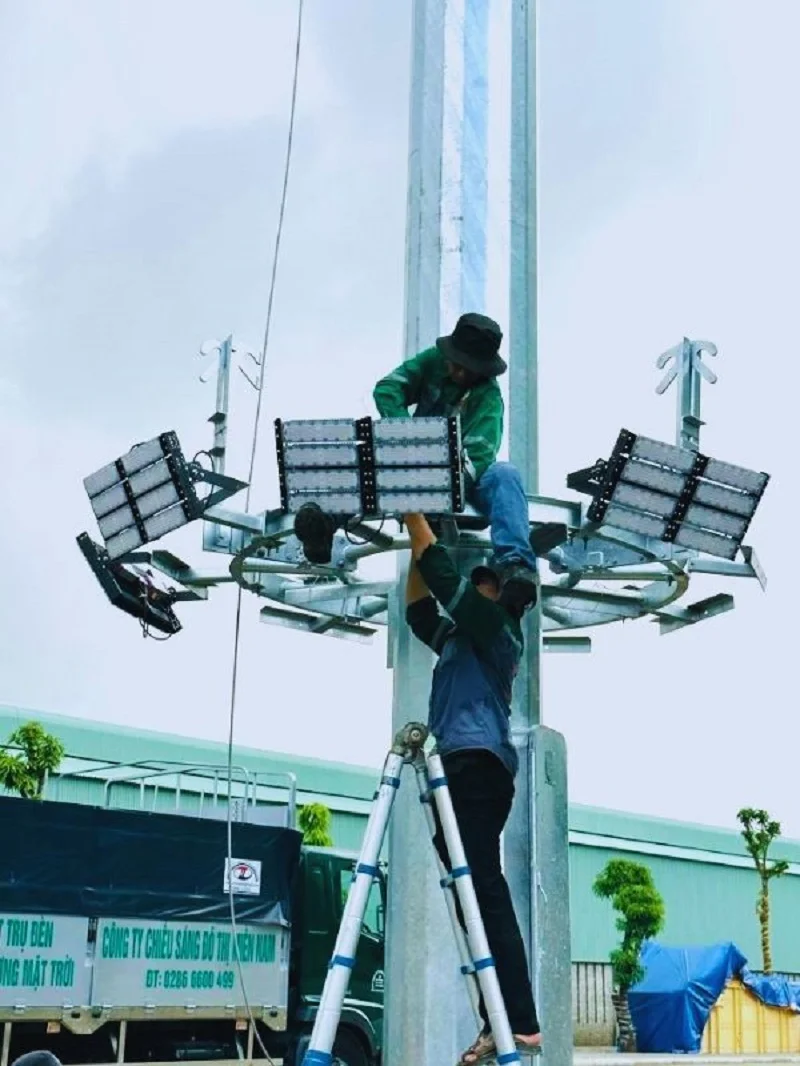 Cột đèn 14m có gian nâng hạ lắp đèn pha Module
