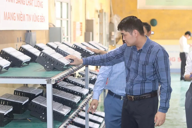 Kiểm tra chất lượng đèn trước khi bà giao với khách hàng