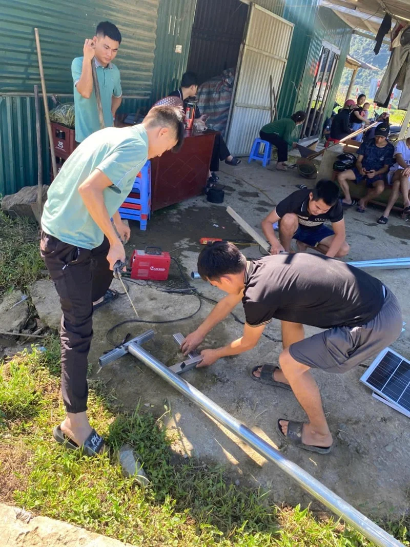 Tiến hành lắp đèn pha NLMT