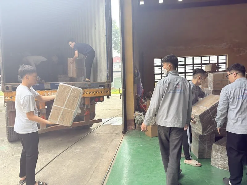 Nhân viên nhà máy đang bốc hàng từ container vào kho