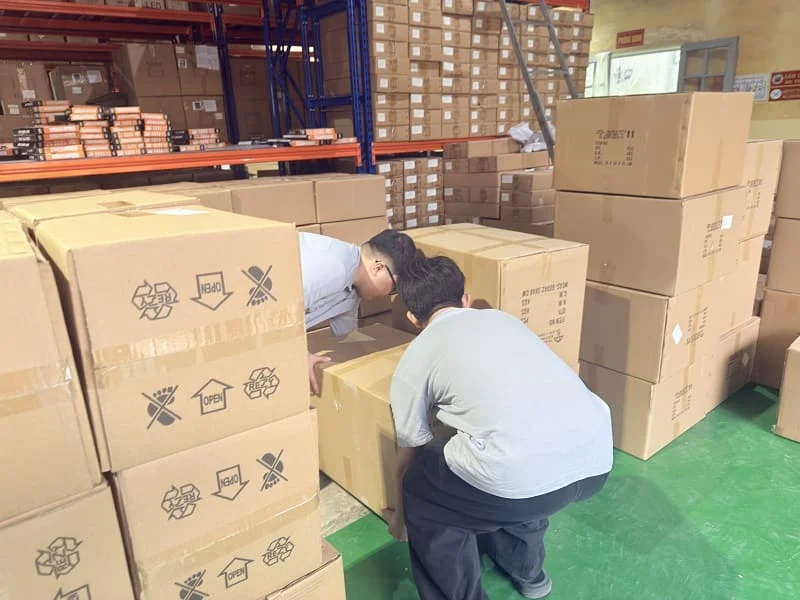 Ngay từ sáng sớm, nhận viên nhà máy bận rộn sắp xếp hàng mới về