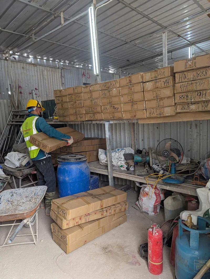 Chuyển đèn vào kho thi công của nhà thầu
