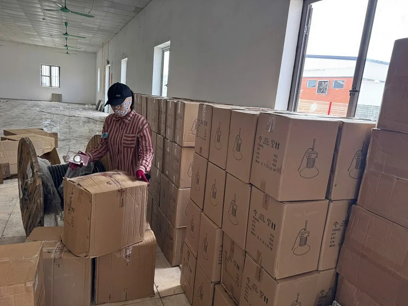 Đèn được chuyển vào bên trong nhà máy Sigma