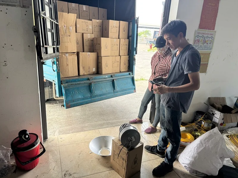 Nhà thầu nhận đèn và kiểm tra