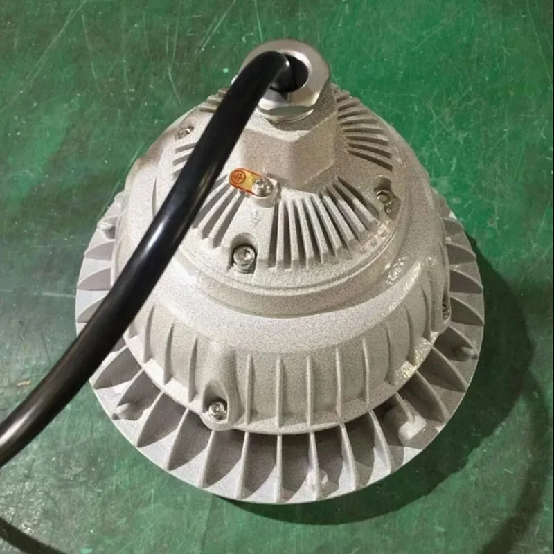 Xung quanh thân đèn là hệ thống tản nhiệt