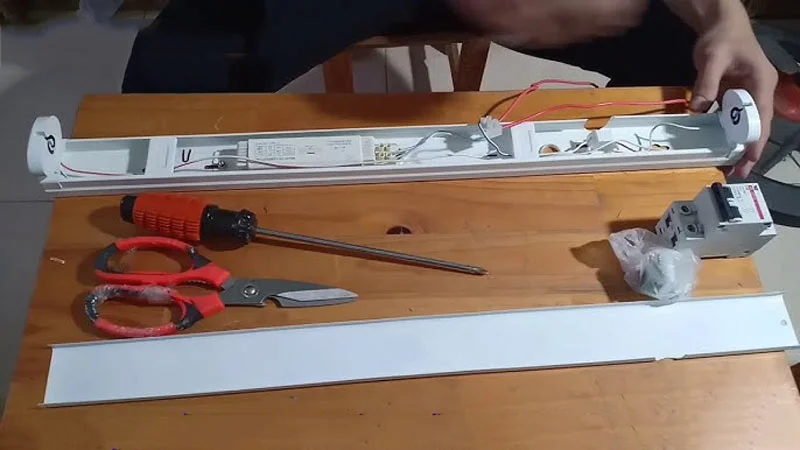 Dụng cụ lắp bóng đèn huỳnh quang