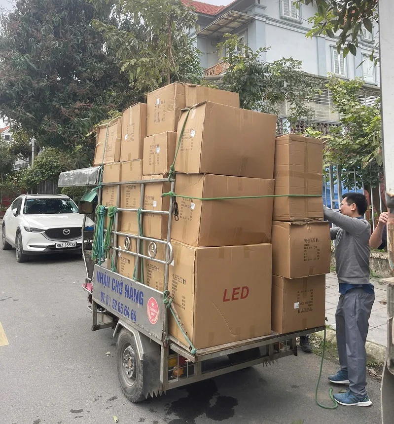 Chuyển hàng lên xe và đưa về kho
