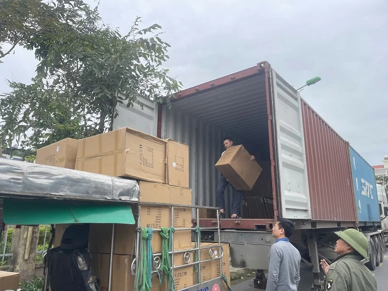 HALEDCO nhập nguyên container đèn LED phục vụ cuối năm