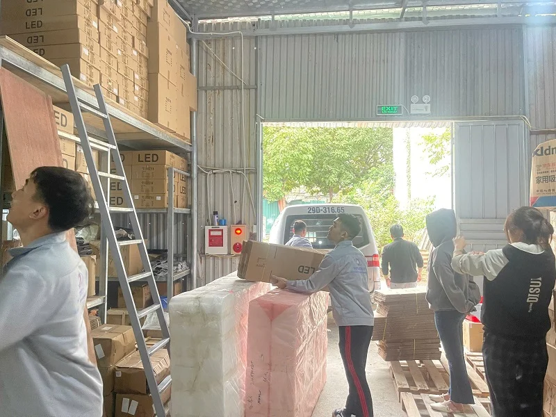 Tất cả mọi người tập trung bốc dỡ hàng