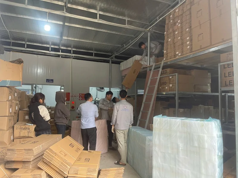 Nhân viên sắp xếp đèn về kho