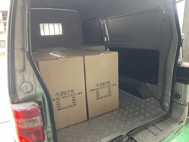 Hàng được chuyển lên xe và đưa đến nhà máy