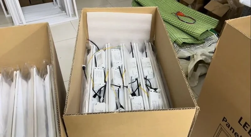 Hoàn thiện đèn và đóng hộp vận chuyển