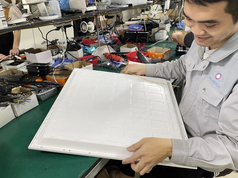 Lắp hộp đèn phía sau