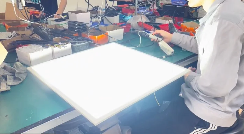 Test ánh sáng đèn LED panel 600x600 trước khi bàn giao