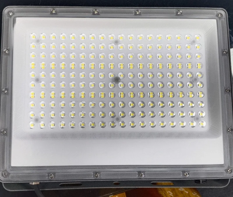 Cận cảnh chip LED hạt (mắt ngọc) của đèn