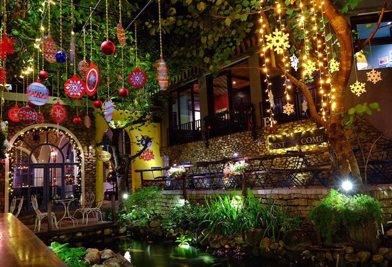 Đèn pha mini chiếu sáng quán cafe sân vườn